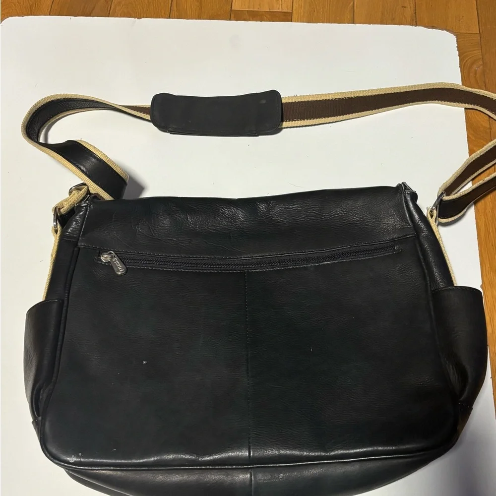 Piel‎ Black Leather European Messenger Bag